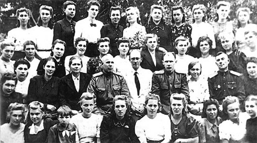 Первый выпуск медсестер запаса лесохозяйственного факультета (21 июня 1946 года)