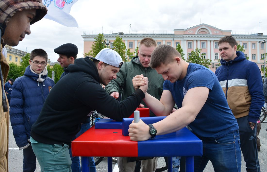 кинотеатр в ливерпуле где нужно крутить педали. группа лидеров крутящих педали. кручу кручу кручу педали кручу. группа лидеров крутящих педали. шоссейные контактные педали.